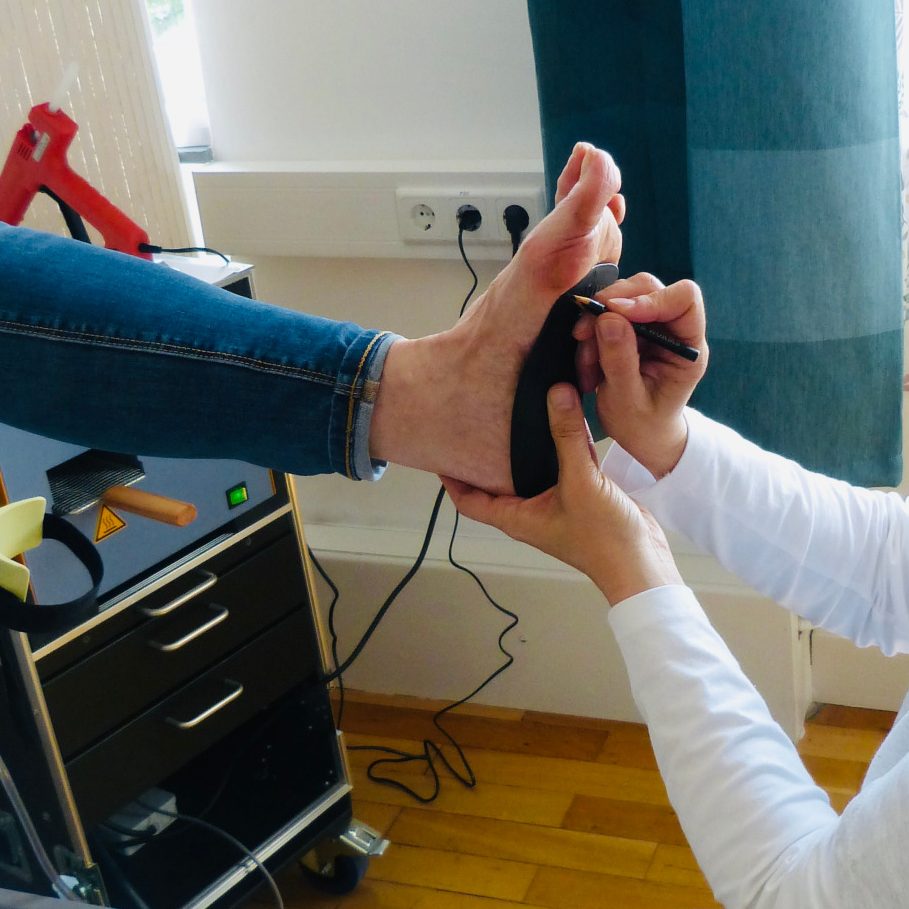 Die Technikerin bereitet die Einlage für die Fertigung vor.